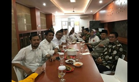 Wakil Presiden Jusuf Kalla (dua dari kanan) dan Muhammad Arief Rosyid (dua dari kiri) usai Shalat Jumat yang dirangkaikan makan siang di Istana Wapres, Jumat (24/3).