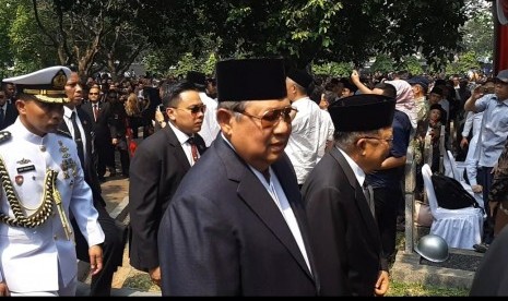 Wakil Presiden Jusuf Kalla hadir beriringan dengan presiden keenam Susilo Bambang Yudhoyono (SBY), presiden kelima Megawati soekarnoputri, dan para ibu negara serta wakil presiden era sebelumnya memasuki area Taman Makan Pahlawan (TMP) Kalibata, Jakarta sekitar pukul 13.31 WIB menghadiri pemakaman BJ Habibie.