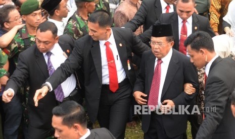 Wakil Presiden Jusuf Kalla hadir dalam pemakaman Almarhum KH. Hasyim Muzadi di komplek Pondok Pesantren Al-Hikam, Depok, Jabar, Kamis (16/3)