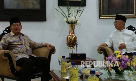 Wakil Presiden Jusuf Kalla (JK) bertemu dengan Gus Solah di Ponpes Tebuireng, Jombang, Jawa Timur, Ahad (29/10). 