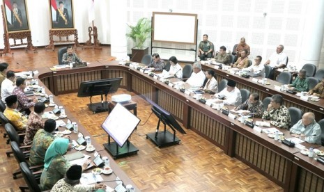 Wakil Presiden Jusuf Kalla (JK) memimpin rapat untuk membahas sistem transportasi Jabodetabek, Senin (28/1) di Kantor Wakil  Presiden, Jalan Medan Merdeka Utara, Jakarta, Senin (28/1).