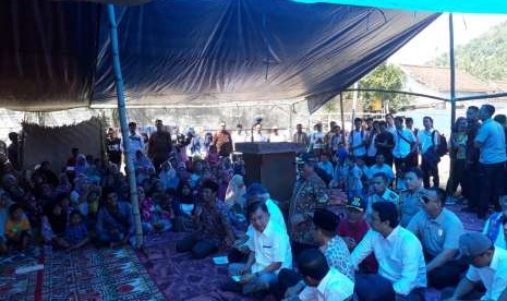 Vice President Jusuf Kalla reviews the Lombok earthquake evacuation post in Kekait Village, Gunung Sari, West Lombok, Tuesday (August 21). He is accompanied by NTB Governor Muhammad Zainul Majdi, Minister of Education and Culture Muhadjir Effendy, Social Minister Idrus Marham, Minister of Public Works and Public Housing Basuki Hadimuljono.