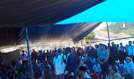 Wakil Presiden Jusuf Kalla (JK) meninjau posko pengungsian korban gempa Lombok di Desa Kekait, Gunung Sari, Lombok Barat, Selasa (21/8). JK didampingi Gubernur NTB Muhammad Zainul Majdi, Menteri Pendidikan dan Kebudayaan Muhadjir Effendy, Menteri Sosial Idrus Marham, dan Menteri Pekerjaan Umum dan Perumahan Rakyat Basuki Hadimuljono.