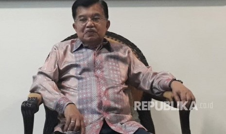 Wakil Presiden Jusuf Kalla (JK) saat diwawancarai wartawan di Kantor Wakil Presiden, Jalan Medan Merdeka Utara, Jakarta, Selasa (29/1).