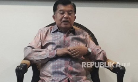 Wakil Presiden Jusuf Kalla (JK) saat diwawancarai wartawan di Kantor Wakil Presiden, Jalan Medan Merdeka Utara, Jakarta, Selasa (29/1).