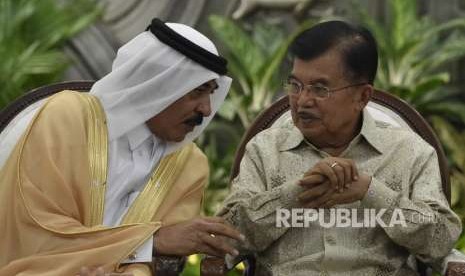 Indonesian Vice President Jusuf Kalla (right) and Qatar Ambassador to Indonesia YM Ahmad Bin Jassim (left). (File photo)