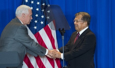 Wakil Presiden Jusuf Kalla (kanan) berjabat tangan dengan Wakil Presiden Amerika Serikat (AS) Michael R. Pence usai memberi sambutan dalam Business Leaders and Commercial Deal Signing, Jakarta, Jumat (21/4). 