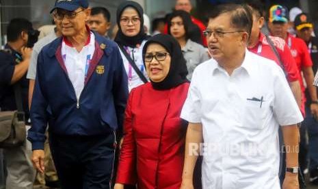 Wakil Presiden Jusuf Kalla (kanan) bersama istri Mufida Jusuf Kalla (tengah) kunjungi arena boling Asian Games 2018 di Jakabaring Bowling Center, Palembang, Sumatera Selatan, Ahad (26/8).