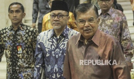 Wakil Presiden Jusuf Kalla (kanan) dan Ketua MPR Zulkifli Hasan (tengah) berjalan keluar ruangan usai menghadiri peringatan Hari Konstitusi, di Gedung Nusantara, Jakarta Pusat, Ahad (18/8/2019).