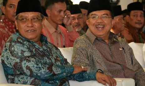 Wakil Presiden Jusuf Kalla (kanan) dan Ketua Umum PBNU Said Aqil Siradj saat menghadiri pembukaan Musyawarah Nasional Alim Ulama dan Konferensi Besar Nahdlatul Ulama 2014 di Kantor PBNU, Jakarta, Sabtu (1/11). 