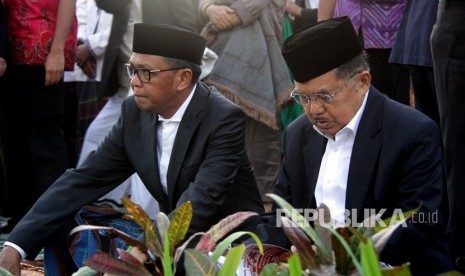 Wakil Presiden Jusuf Kalla (kanan) didampingi Gubernur Sulawesi Selatan Nurdin Abdullah (kiri) 