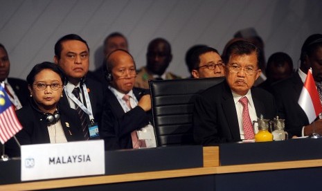 Wakil Presiden Jusuf Kalla (kanan) didampingi Menlu Retno Marsudi (kiri) memimpin delegasi Indonesia dalam Konferensi Tingkat Tinggi (KTT) ke-9 Kelompok Delapan Negara Berkembang (D-8) di Istanbul Turki, Jumat (20/10). 