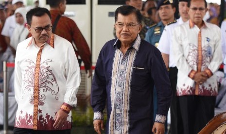 Wakil Presiden Jusuf Kalla (kanan) didampingi Menteri ESDM Sudirman Said menghadiri Puncak Peringatan Hari Nusantara ke-15 di Pelabuhan Perikanan Samudera Lampulo, Banda Aceh, Aceh, Ahad (13/12). 