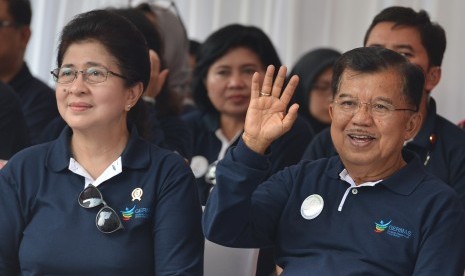 Wakil Presiden Jusuf Kalla (kanan) didampingi Menteri Kesehatan Nila F. Moeloek melakukan video conference dengan sejumlah gubernur ketika menghadiri peringatan Hari Kesehatan Nasional (HKN) di Kawasan Bundaran HI Jakarta, Minggu (12/11).