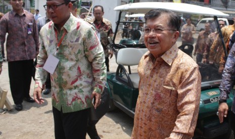 Wakil Presiden Jusuf Kalla (kanan) didampingi Rektor Unisma, Maskuri (kiri) meninjau lokasi pembangunan gedung Pascasarjana dan Rumah Sakit Islam di Universitas Islam Malang, Jawa Timur, Sabtu (31/10).