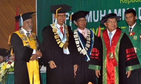 Wakil Presiden, Jusuf Kalla (kanan), didampingi Rektor Universitas Andalas (Unand), Tafdil Husni (dua kiri), Ketua Senat Akademik Unand, Ardinis Arbain (kiri) dan Ketua Majelis Guru Besar Unand, Darwin Amir (dua kanan), usai menerima gelar doktor kehormata