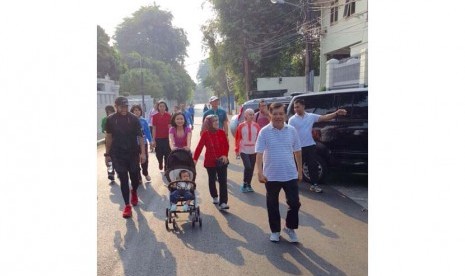 Wakil Presiden Jusuf Kalla (kanan) melakukan jogging bersama keluarga besarnya di lingkungan sekitar rumah di Taman Suropati, Jakarta, Ahad (13/9).