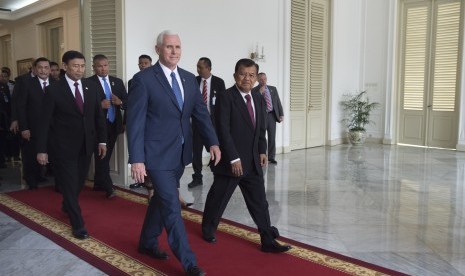 Wakil Presiden Jusuf Kalla (kanan) melepas Wakil Presiden Amerika Serikat (AS) Michael R. Pence (kiri depan) usai pertemuan bilateral di Istana Wakil Presiden, Jakarta, Kamis (20/4).