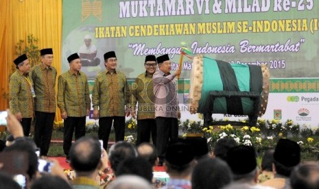   Wakil Presiden Jusuf Kalla (kanan) memukul beduk  saat pembukaan Muktamar VI dan Milad ke-25 ICMI di Universitas Mataram, Nusa Tenggara Barat, Sabtu (12/12).