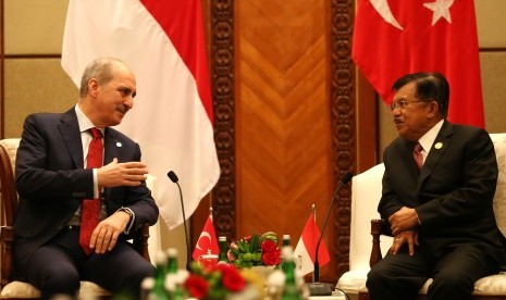 Wakil Presiden Jusuf Kalla (kanan) menerima cenderamata dari Deputi Perdana Menteri Turki Numan Kurtulmus (kiri) saat pertemuan bilateral pada KTT Luar Biasa ke-5 OKI mengenai Palestina dan Al-Quds al-Sharif di JCC, Jakarta, Senin (7/3).