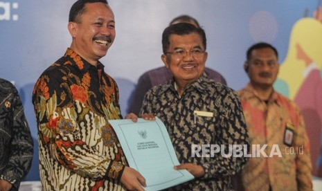 Wakil Presiden Jusuf Kalla (kanan) menerima dokumen rekomendasi dari Ketua Komnas HAM Ahmad Taufan Damanik (kiri) pada Peringatan Hari HAM Internasional 2018 di kantor Komnas HAM, Jakarta, Selasa (11/12/2018).