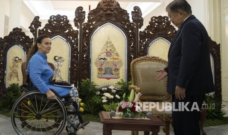 Wakil Presiden Jusuf Kalla (kanan) menerima kunjungan resmi Wakil Presiden Argentina Gabriela Michetti di Istana Wakil Presiden Jakarta, Selasa (7/5/2019). 