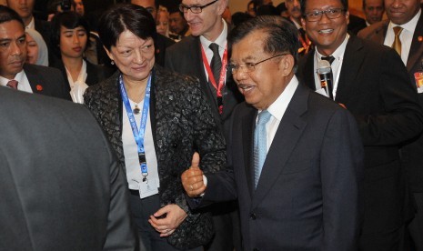 Wakil Presiden Jusuf Kalla (kanan) meninjau pameran bersama Presiden Interpol, Mireille Ballestrazzi (ketiga kiri) seusai membuka Sidang Umum ke 85 Interpol di Nusa Dua, Bali, Senin (7/11). 