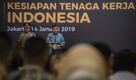 Wakil Presiden Jusuf Kalla (kanan) menjadi pembicara dalam Seminar dan Dialog Nasional Penyiapan Sumber Daya Manusia Indonesia Menghadapi Revolusi Industri ke-4 di Jakarta, Senin (14/1/2019). 