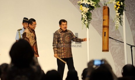 Wakil Presiden Jusuf Kalla (kanan), Menteri Saleh Husein saat membuka Gelar Batik Nusantara 2015 di JCC, Jakarta, Rabu (24/6).