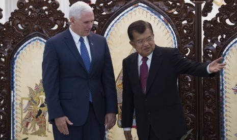 Wakil Presiden Jusuf Kalla (kanan) menyambut Wakil Presiden Amerika Serikat (AS) Michael R. Pence untuk melakukan pertemuan bilateral di Istana Wakil Presiden, Jakarta, Kamis (20/4). 