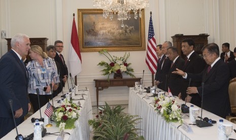 Wakil Presiden Jusuf Kalla (kanan) menyambut Wakil Presiden Amerika Serikat (AS) Michael R. Pence untuk melakukan pertemuan bilateral di Istana Wakil Presiden, Jakarta, Kamis (20/4). 