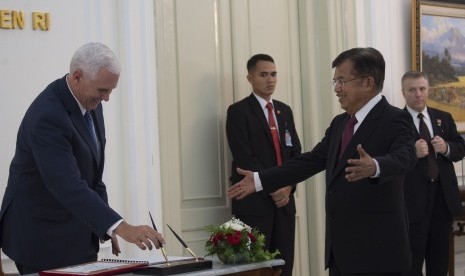 Wakil Presiden Jusuf Kalla (kanan) menyambut Wakil Presiden Amerika Serikat (AS) Michael R. Pence (kiri) untuk melakukan pertemuan bilateral di Istana Wakil Presiden, Jakarta, Kamis (20/4). 