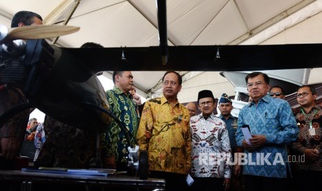 Vice President Jusuf Kalla (second at right) and Research, Technology, and Higher Education Minister Mohamad Nasir (second at left) were seeing one of the product exhibited at 22nd commemoration of National Technology Awakening Day (Hakteknas) in Makassar, Thursday.