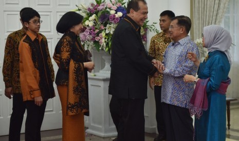 Wakil Presiden Jusuf Kalla (kedua kanan) beserta Ibu Mufidah Jusuf Kalla (kanan) berbincang dengan mantan Menteri Perekonomian Chairul Tanjung ketika menggelar halalbihalal di Rumah Dinas Wapres, Jakarta, Ahad (25/6). 