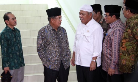 Wakil Presiden Jusuf Kalla (kedua kiri) berbincang dengan Menteri PUPR Basoeki Hadimuljono (tengah), Menseskab Pramono Anung (kedua kanan) dan Gubernur Jawa Timur Soekarwo (kanan) saat meninjau bangunan Rumah Susun Sewa Sederhana (Rusunawa) Darul Hikmah di