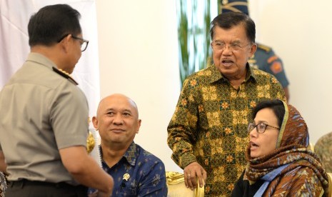 Wakil Presiden Jusuf Kalla (kedua kiri) berbincang dengan Menteri Keuangan Sri Mulyani, Kepala Staff Kepresidenan Teten masduki, dan Kapolri Tito Karnavian di Istana Bogor, Senin (29/5). 