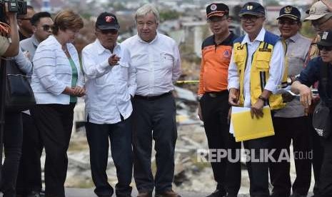 Wakil Presiden Jusuf Kalla (kedua kiri) berbincang dengan Sekjen PBB Antonio Guterres (ketiga kiri), CEO Bank Dunia Kristalina Georgieva dan Kepala BNPB Willem Rampangilei (ketiga kanan) ketika meninjau lokasi terdampak gempa dan pencairan tanah (likuifaksi) di Balaroa, Palu, Sulawesi Tengah, Jumat (12/10).