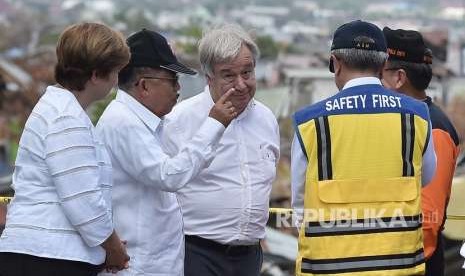 CEO of the World Bank Kristalina Georgieva (left) and Vice President Jusuf Kalla (center) accompanied UN Secretary General Antonio Gutteres (right) visit Balaroa housing complex, Palu, Central Sulawesi, Friday (Oct 12). 