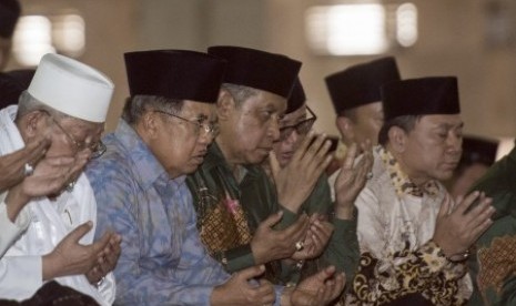 Wakil Presiden Jusuf Kalla (kedua kiri) dan Ketua MPR Zulkifli Hasan (kanan), Ketua Umum PBNU Said Aqil Siroj (ketiga kiri) dan Wakil Ketua Umum PBNU Slamet Effendy Yusuf (kedua kanan) berdoa bersama dalam pengukuhan Pengurus Besar Nahdlatul Ulama (PBNU) 