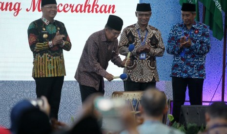 Wakil Presiden Jusuf Kalla (kedua kiri) didampingi Ketua Umum PP Muhammadiyah Haedar Nashir (kedua kanan) dan Gubernur Bengkulu Rohidin Mersyah (kiri), Ketua pimpinan wilayah Muhammadiyah Bengkulu Syaifullah (kanan) menutup secara resmi Tanwir Muhammadiyah di Balai Semarak Bengkulu, Ahad (17/2/2019). 