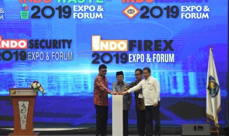 Wakil Presiden Jusuf Kalla (kedua kiri) didampingi Mendagri Tjahjo Kumolo (kiri), Menkominfo Rudiantara (kanan) dan Plt Dirjen Otda Kemendagri Akmal Malik (kedua kanan) meresmikan pembukaan Pameran dan Forum Internasional Kota Cerdas Indonesia 2019 di Jakarta Convention Center, Jakarta, Rabu (17/7/2019). 