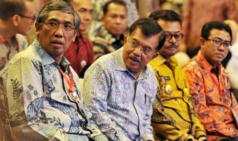 Wakil Presiden Jusuf Kalla (kedua kiri) didampingi Wakil Menteri Keuangan Mardiasmo (kiri) dan Gubernur Sulawesi Selatan Syahrul Yasin Limpo (kedua kanan), saat akan penyampaian SPT Tahunan di gedung Wisma Kalla Makassar, Sulawesi Selatan, Jumat (4/3).