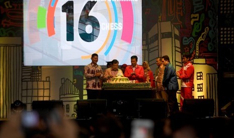 Wakil Presiden Jusuf Kalla (kedua kiri) memotong tumpeng didampingi (kiri ke kanan) Ketua INAPGOC Raja Sapta Oktohari, Menpora Imam Nahrawi, Sekjen NPC Pribadi, Ketua INASGOC Erick Thohir, dan atlet Asian Para Games David Jacob saat seremonial perhitungan mundur Asian Para Games 2018 di JIExpo, Jakarta, Jumat (6/10). 