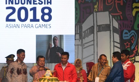 Wakil Presiden Jusuf Kalla (kedua kiri) memotong tumpeng didampingi (kiri ke kanan) Ketua INAPGOC Raja Sapta Oktohari, Menpora Imam Nahrawi, Sekjen NPC Pribadi, Ketua INASGOC Erick Thohir, dan atlet Asian Para Games David Jacob saat seremonial perhitungan mundur Asian Para Games 2018 di JIExpo, Jakarta, Jumat (6/10). 