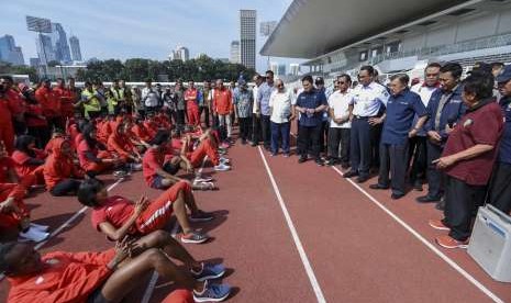 Wakil Presiden Jusuf Kalla (keempat kanan) didampingi Gubernur DKI Jakarta Anies Baswedan (kelima kanan), Ketua Umum PB PASI Mohamad Bob Hasan (kanan), Menpora Imam Nahrawi (kedua kanan), Ketua Inasgoc Erick Thohir (ketujuh kanan), dan CdM Asian Games Komjen Pol Syafruddin (ketiga kanan) melihat Pelatnas Atletik saat mengunjungi Stadion Madya di Kompleks Gelora Bung Karno, Jakarta, Jumat (3/8).