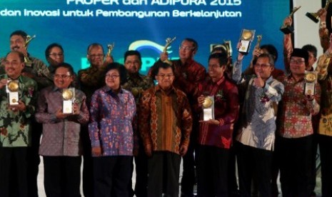 Wakil Presiden Jusuf Kalla (keempat kiri) bersama dengan Menteri Lingkungan Hidup dan Kehutanan Siti Nurbaya (ketiga kiri) berfoto bersama usai memberikan penghargaan kepada para pemenang PROPER dan Adipura 2015 di Jakarta, Senin (23/11).