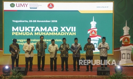 Wakil Presiden Jusuf Kalla (keempat kiri) didampingi Menkominfo Rudiantara (kanan), Mendikbud Muhadjir Effendy (kedua kanan), Ketua MPR Zulkifli Hasan (ketiga kanan), Ketua Umum PP Muhammadiyah Haedar Nashir (keempat kanan), Gubernur DIY Sri Sultan HB X (ketiga kiri), Ketua Umum PP Pemuda Muhammadiyah Dahnil A. Simanjuntak (kedua kiri) dan Rektor UMY Gunawan Budiyanto (kiri) memukul kentongan saat peresmian pembukaan Muktamar ke-17 Pemuda Muhammadiyah di Sportorium Universitas Muhammadiyah Yogyakarta (UMY), Bantul, DI Yogyakarta, Senin (26/11/2018). 