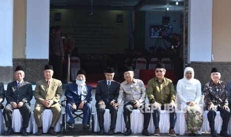 Wakil Presiden Jusuf Kalla (kelima kiri) berbincang dengan salah seorang Pimpinan Pondok Modern Darussalam Gontor KH Hasan Abdullah Sahal (keempat kiri) saat melakukan kunjungan kerja di Pondok Modern Gontor Ponorogo, Jawa Timur, Kamis (3/10/2019).