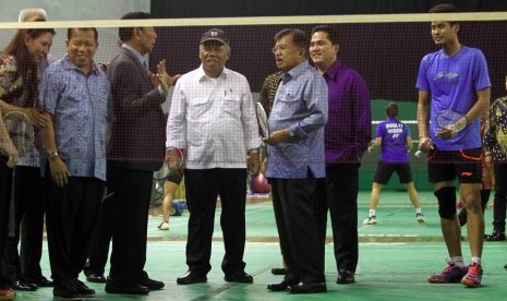 Wakil Presiden Jusuf Kalla (ketiga dari kanan) memegang raket saat mengunjungi pelatnas bulu tangkis PBSI di Cipayung, Jakarta Timur, Selasa (3/10).