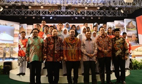 Wakil Presiden Jusuf Kalla (ketiga kanan) bersama Ketua MPR Zulkifli Hasan (ketiga kiri) serta pimpinan MPR berfoto bersama peserta lomba cerdas cermat setelah pembukaan acara Grand Final Lomba Cerdas Cermat MPR RI di Gedung Nusantara IV, Kompleks Parlemen